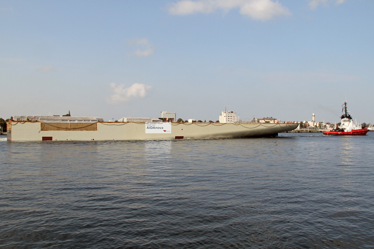 Das erste von zwei Maschinenraum-Modulen für AIDAnova wird von Rostock-Warnemünde nach Papenburg verschifft