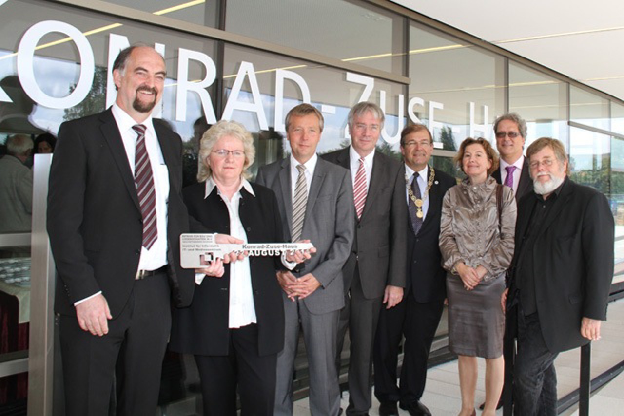 Konrad-Zuse-Haus, Namensgebung des Neubaus des Instituts für Informatik und des Rechenzentrums - Prof. Dr. Peter Forbrig (Leiter des Instituts für Informatik), Dr. Christa Radloff (Leiterin des IT- und Medienzentrums), Henry Tesch (Minister für Bildung, Wissenschaft und Kultur), Prof. Dr. Horst Zuse, Prof. Dr. Wolfgang Schareck (Rektor der Universität Rostock), Karina Jens (Bürgerschaftspräsidentin), Prof. Dr. Wolfgang Karl (Vorsitzender der Konrad-Zuse Gesellschaft), Volker Schlotmann (Minister für Verkehr, Bau und Landesentwicklung) v.l.n.r.