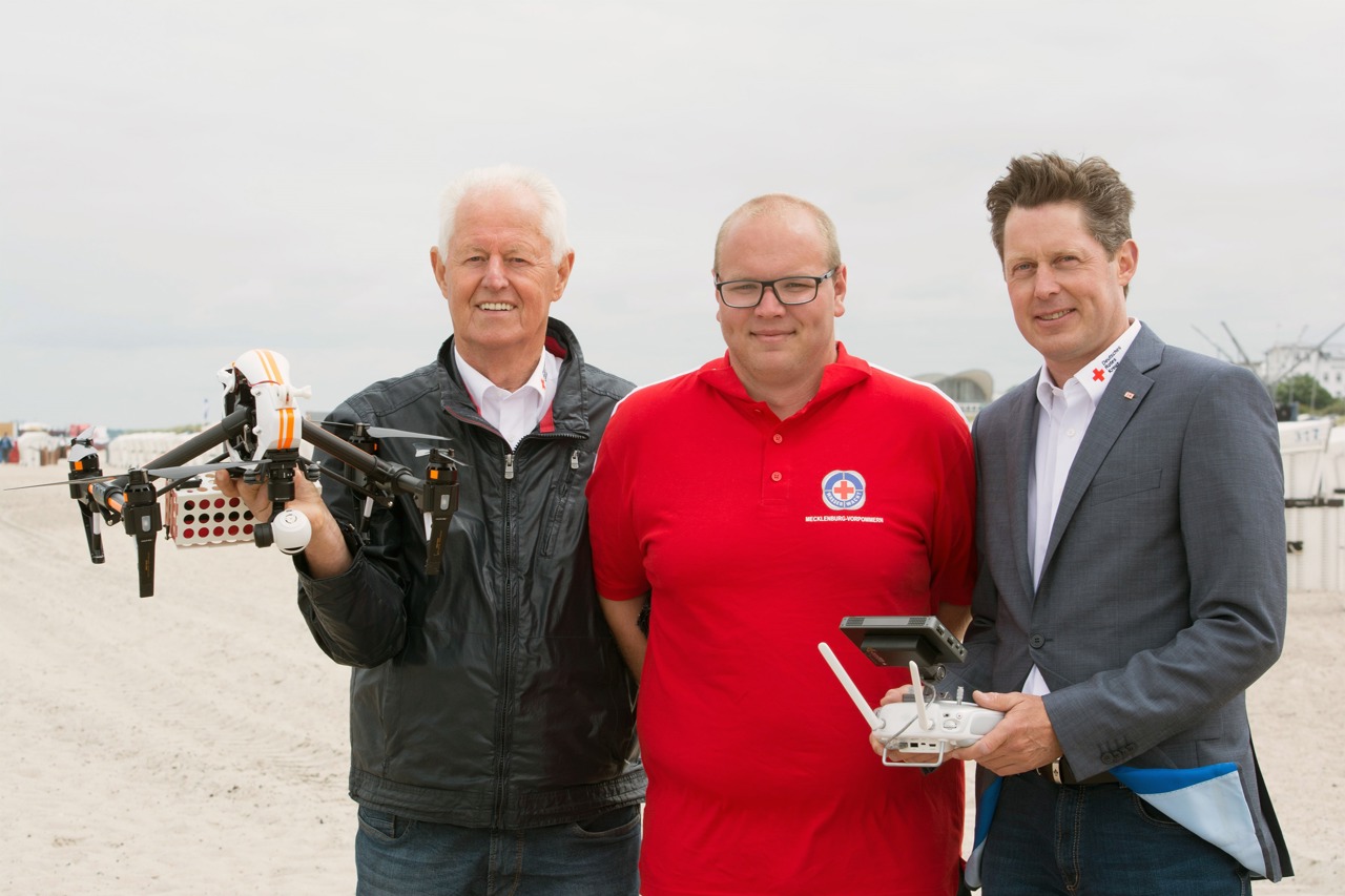 Präsident Wilfried Kelch (v.l.n.r.), der stellvertretende Wachleiter Lukas Knaup und Vorstandsvorsitzender Jürgen Richter freuen sich über den Einsatz der Rettungscopter in ihrem DRK Kreisverband Rostock e.V (Foto: DRK/Kasch)