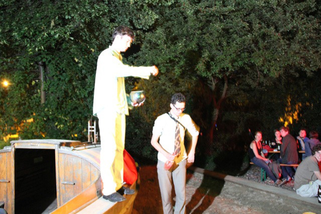 Performance: Beisetzung des Sommers im Freigarten beim Textfest