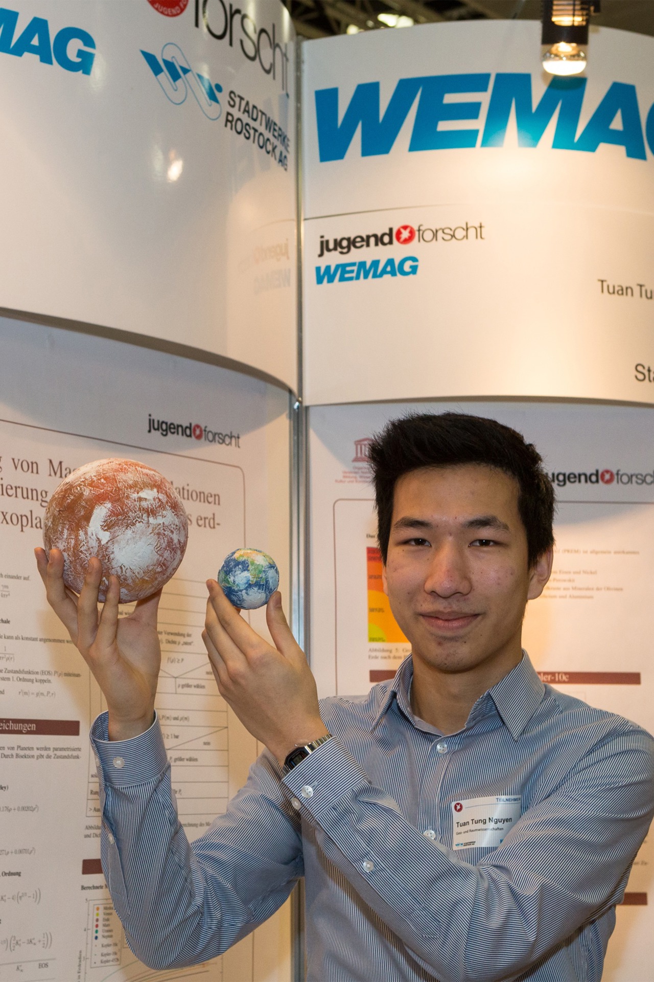 Sieger interdisziplinäre Arbeit: Tuan Tung Nguyen vom Innerstädtischen Gymnasium Rostock mit dem Thema „Berechnung von Masse-Radius-Relationen und Modellierung des inneren Aufbaus erdähnlicher Exoplaneten“ (Foto: Wemag/St. Rudolph-Kramer)