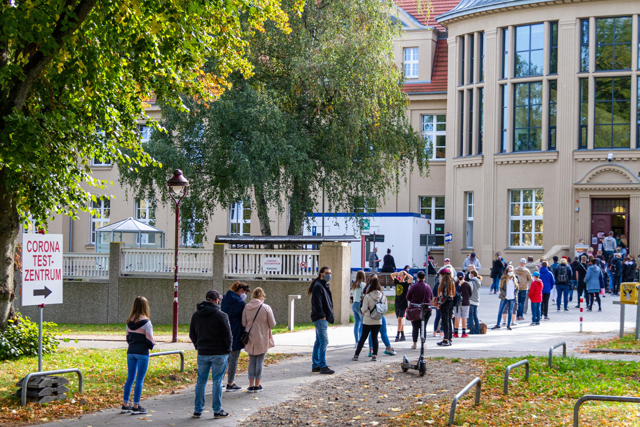 Die Corona-Tests von Schülern und Lehrern der Hundertwasserschule wurden heute an der Universitätsmedizin Rostock fortgesetzt