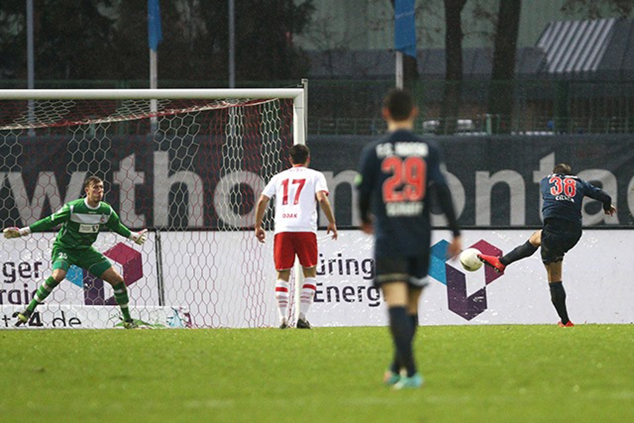 Marcel Ziemer (Hansa Rostock) verkürzt gegen Rot-Weiß Erfurt auf 1:3
