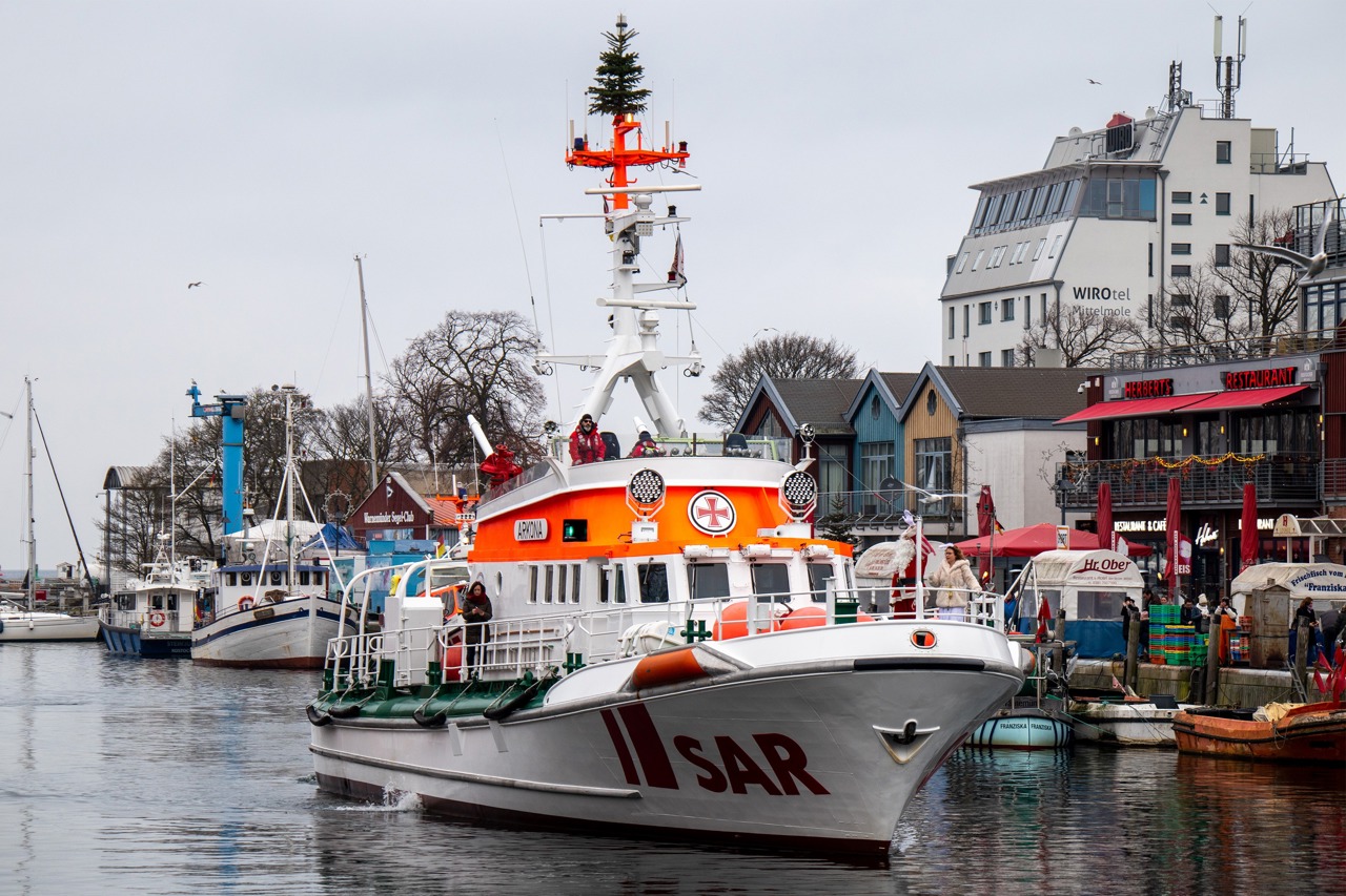 In Warnemünde kommt der Weihnachtsmann mit dem Seenotkreuzer