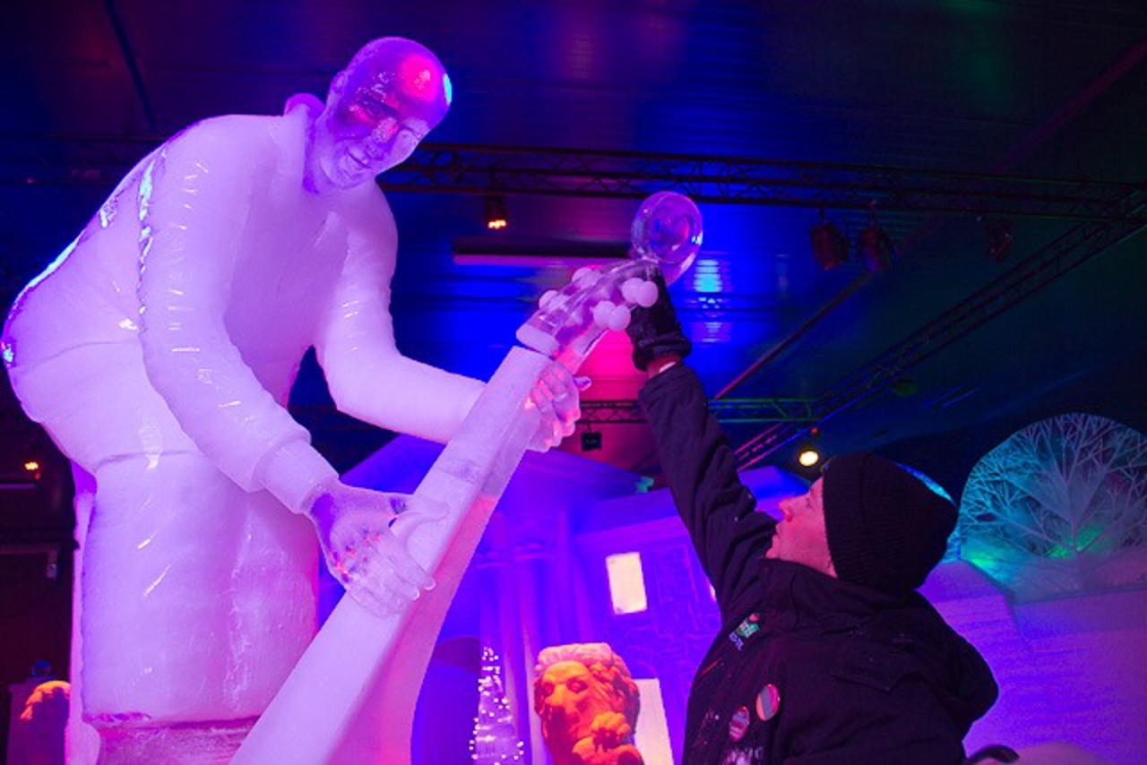 Andrius Petkus ergänzt ein filigranes Einzelstück an einer großen Eisskulptur. Die Eisblöcke sind 100x50x25 cm groß und werden zu großen Figuren aneinandergefügt. Fast 190 Tonnen Eis wurden verbaut.