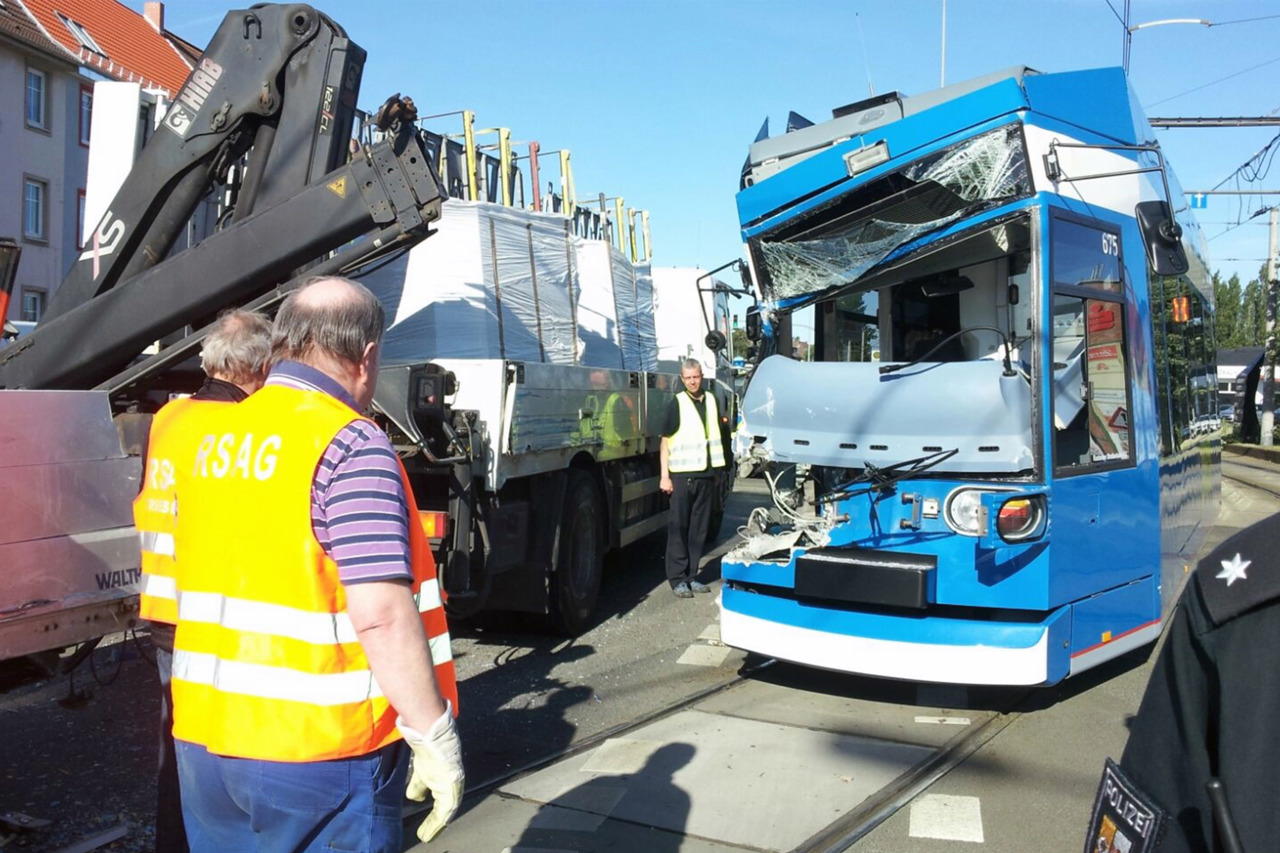 Schwerer Verkehrsunfall am Werftdreieck zwischen Straßenbahn und Lkw