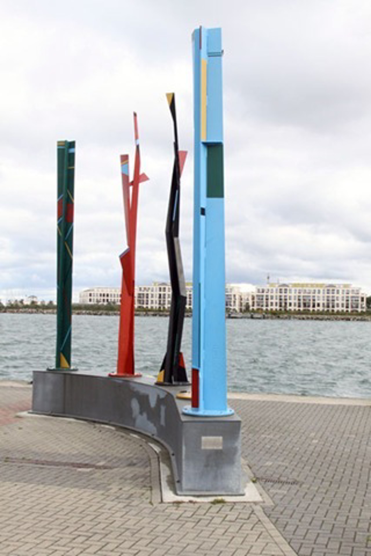 Skulptur 5 Kontinente am Passagierkai in Warnemünde