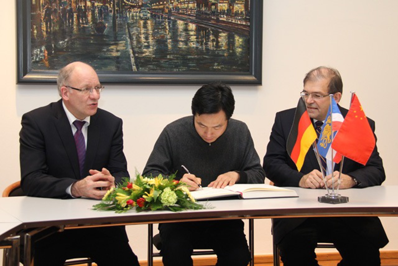 OB Roland Methling, Prof. Dr. Yuan Tan und Rektor Wolfgang Schareck