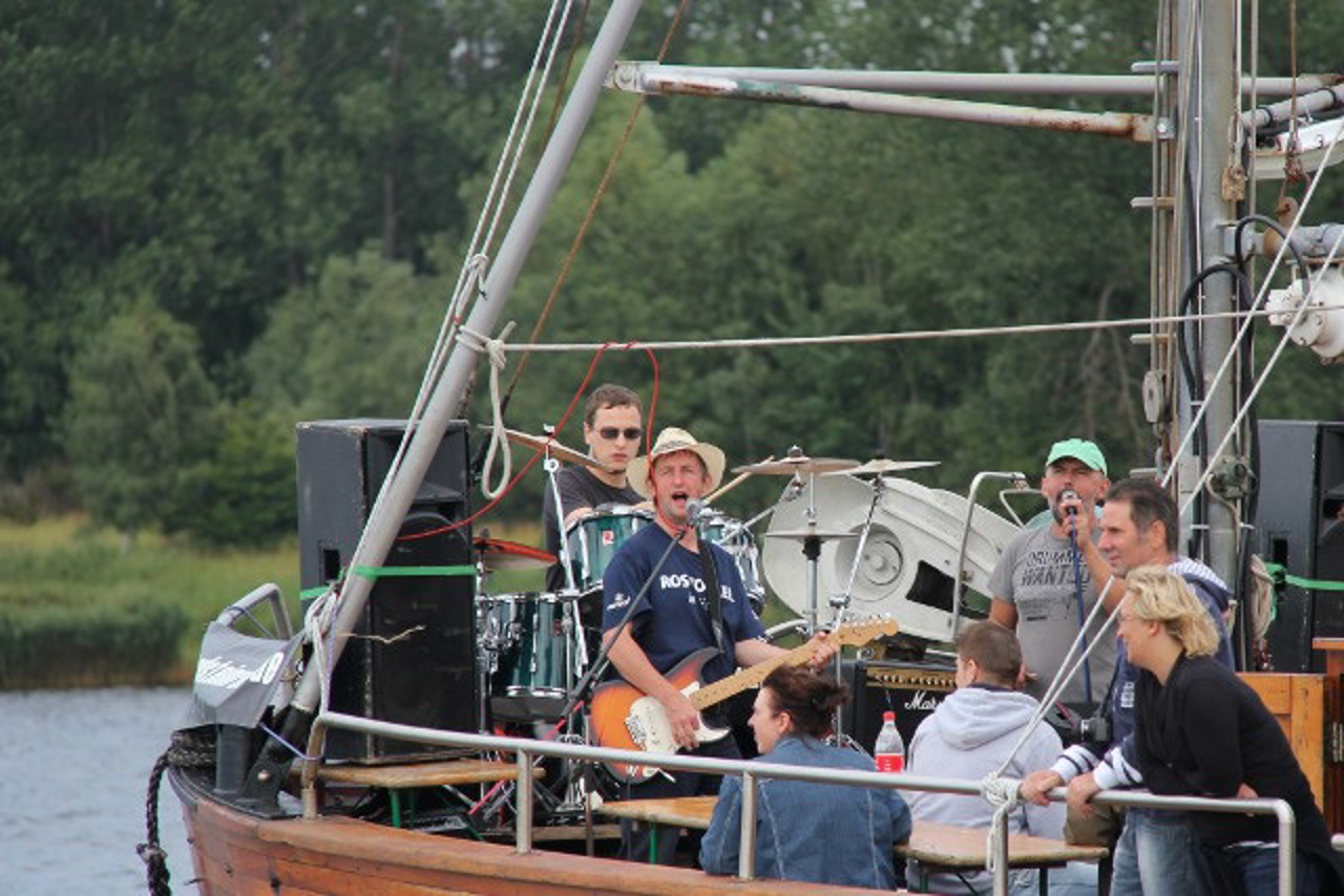 Liveband auf einem Kutter bei der Hanse Sail Rostock