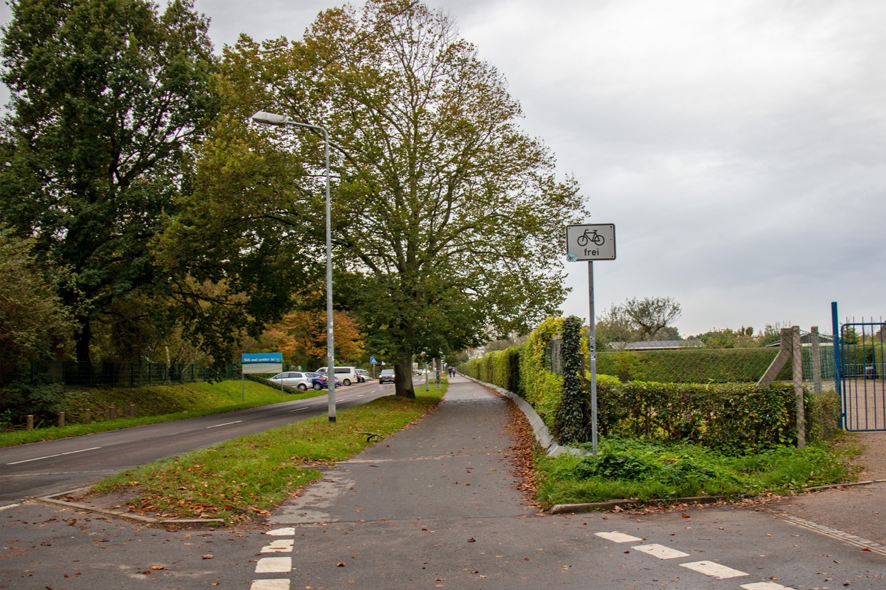 Eine Alternative wäre, den Fußweg auf der gegenüberliegenden Seite bis zum Friedhof (links im Bild) zu verlängern (Foto: Archiv)