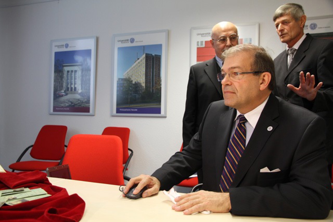 Wolfgang Schareck schaltet das Online-Matrikel-Portal der Uni Rostock frei