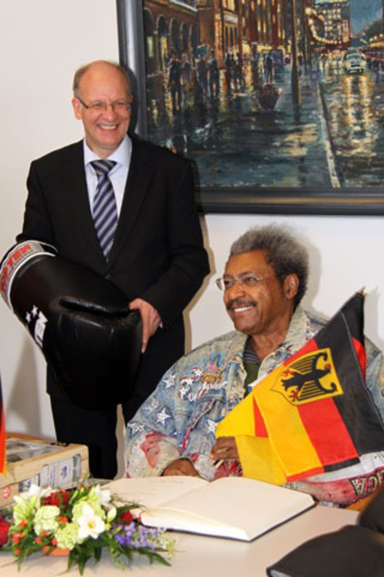 Roland Methling empfängt Don King im Rathaus Rostock