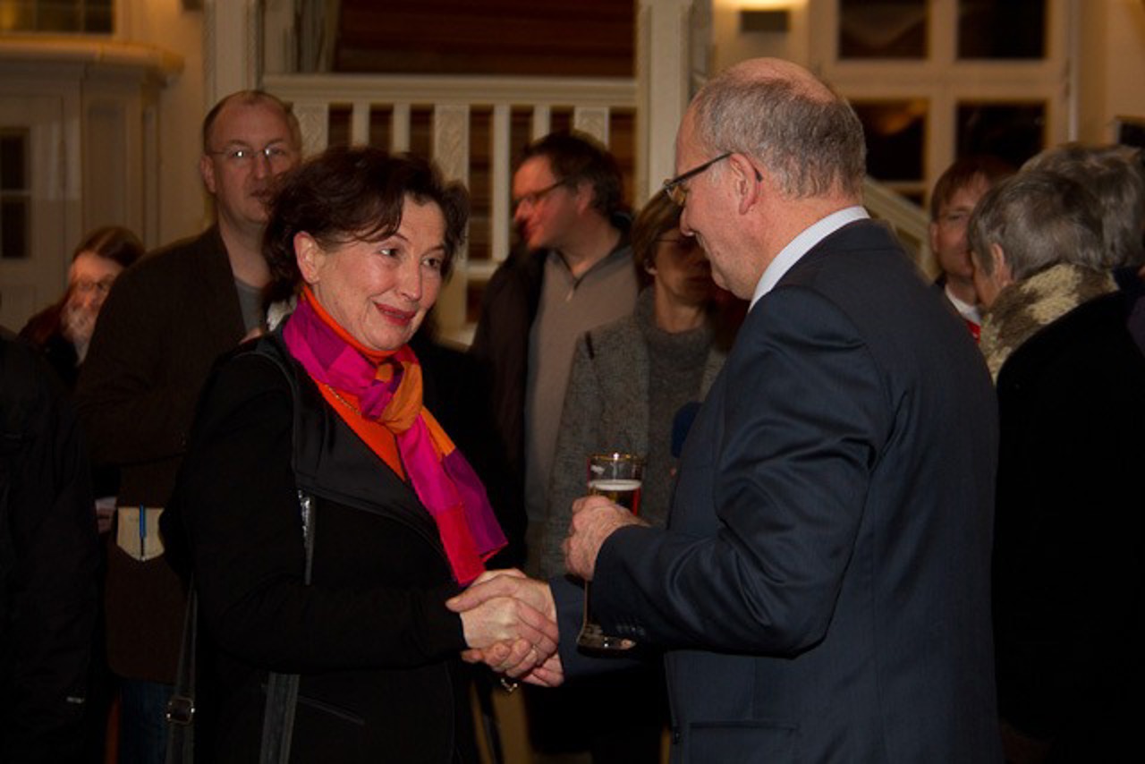 Herausforderin Karina Jens gratuliert als Erste