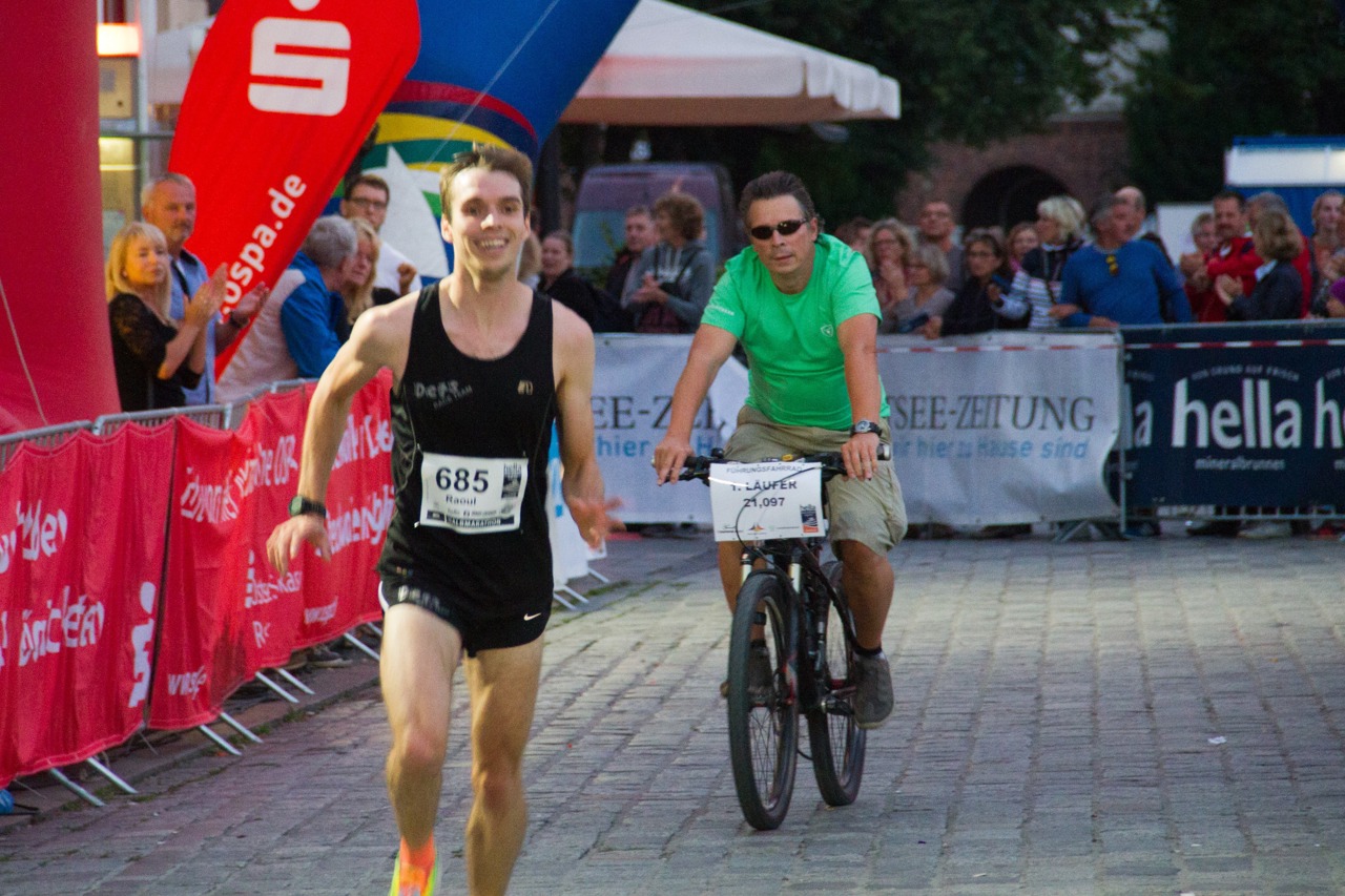 Raoul Jankowski gewinnt den Halbmarathon bei der Rostocker Marathonnacht 2017