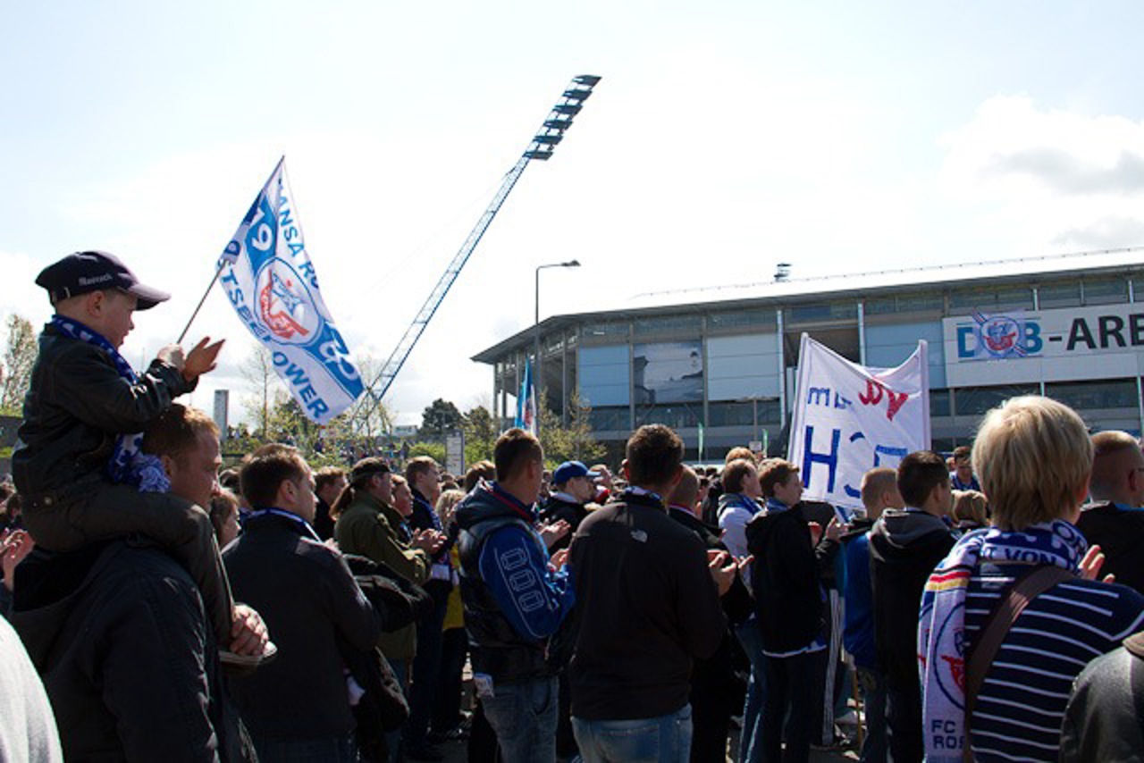 Der Protestzug endet vor dem Stadion, wo später das Heimspiel angespfiffen wird