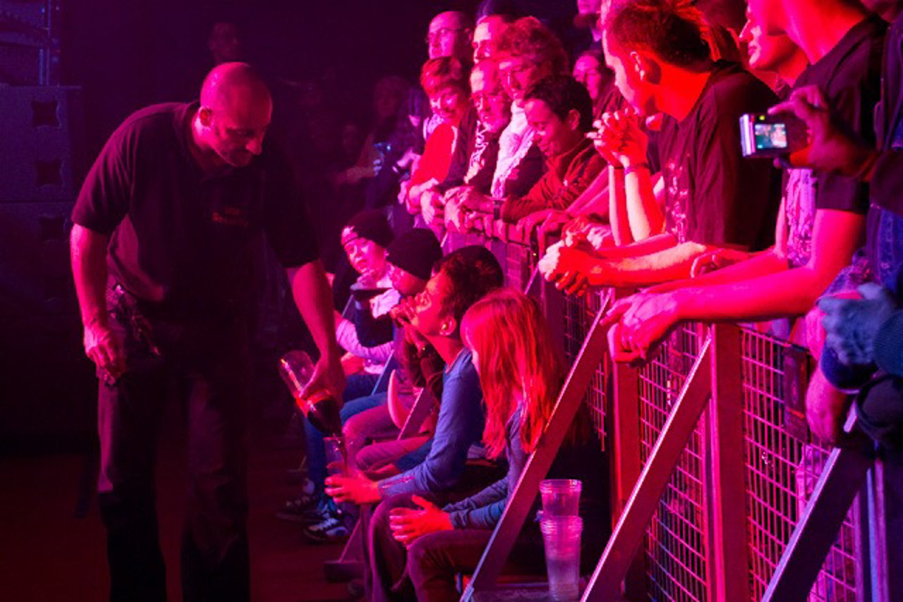 Trotz raubeinigen Halbstarken können auch die Kids das Konzert aus der ersten Reihe genießen