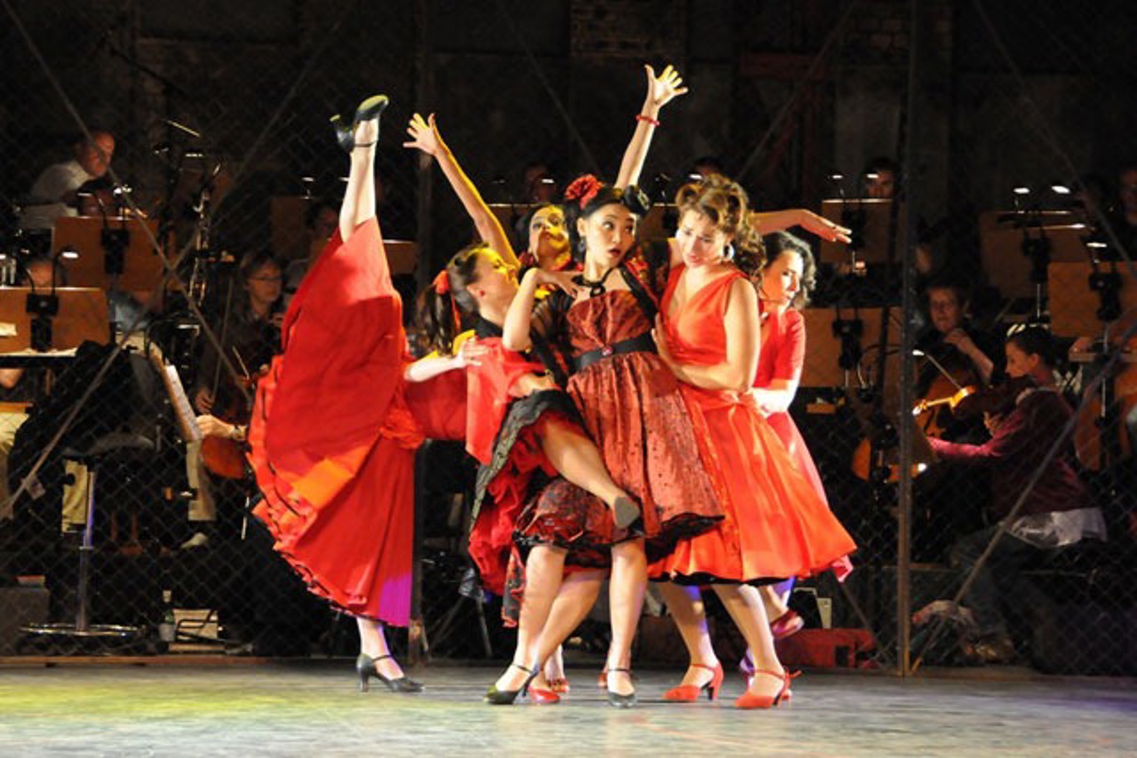 Die Shark Girls in der "West Side Story" im Volkstheater Rostock