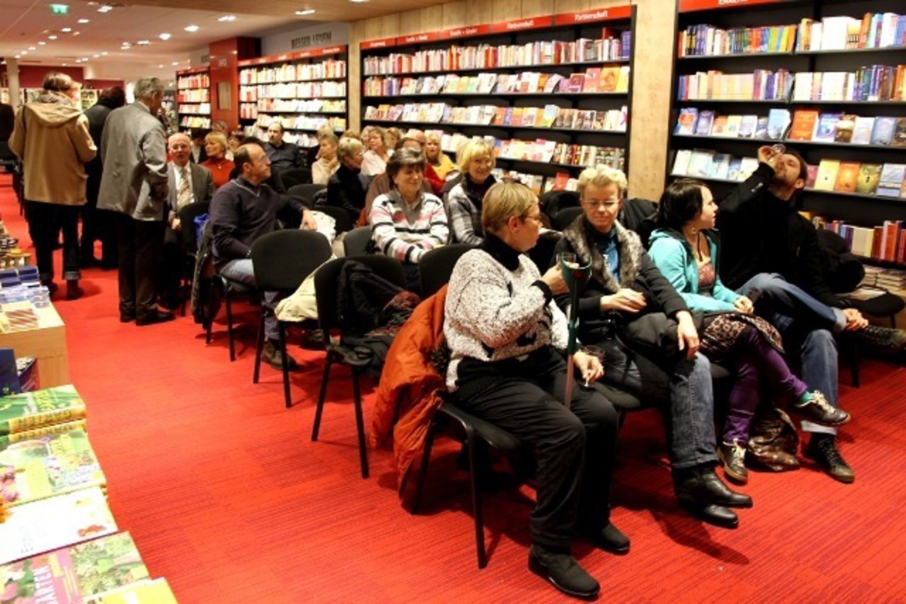 Volle Reihen in der neuen Weiland-Buchhandlung