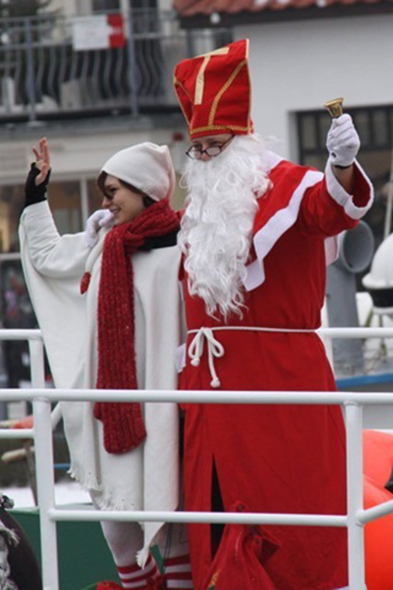 Weihnachtsmann und -engel auf dem Seenotkreuzer in Warnemünde