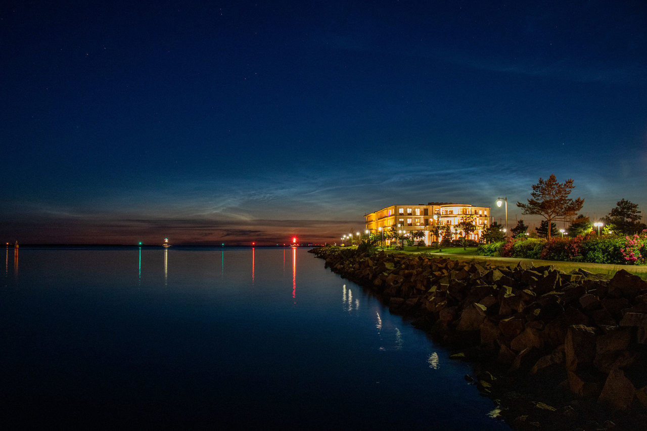 Leuchtende Nachtwolken (NLC) über der Ostmole Warnemünde und der Yachthafenresidenz Hohe Düne (22./23. Juni 2019)