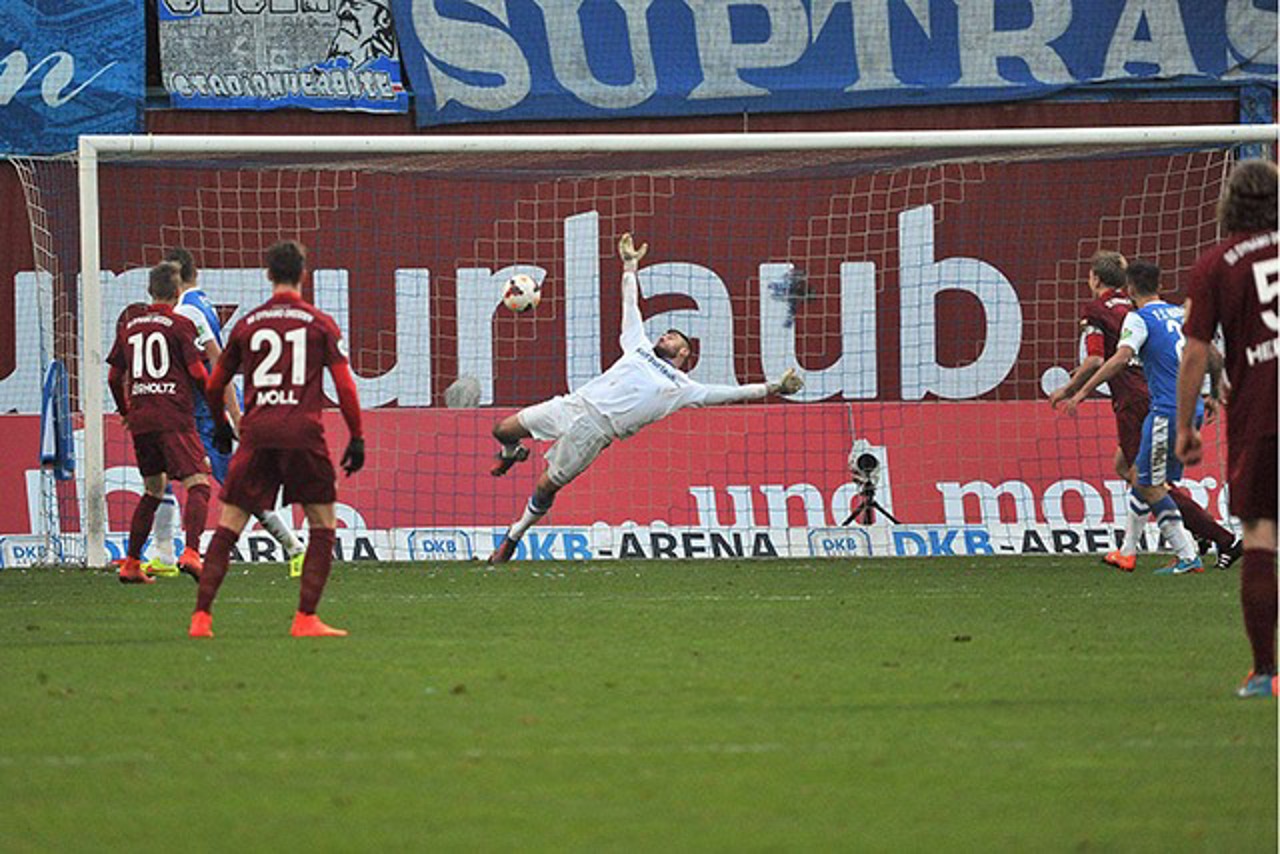 Johannes Brinkies (Hansa Rostock) kann den durch Steven Ruprecht abgefälschten Schuss von Mathias Fetsch (Dynamo Dresden) nicht halten