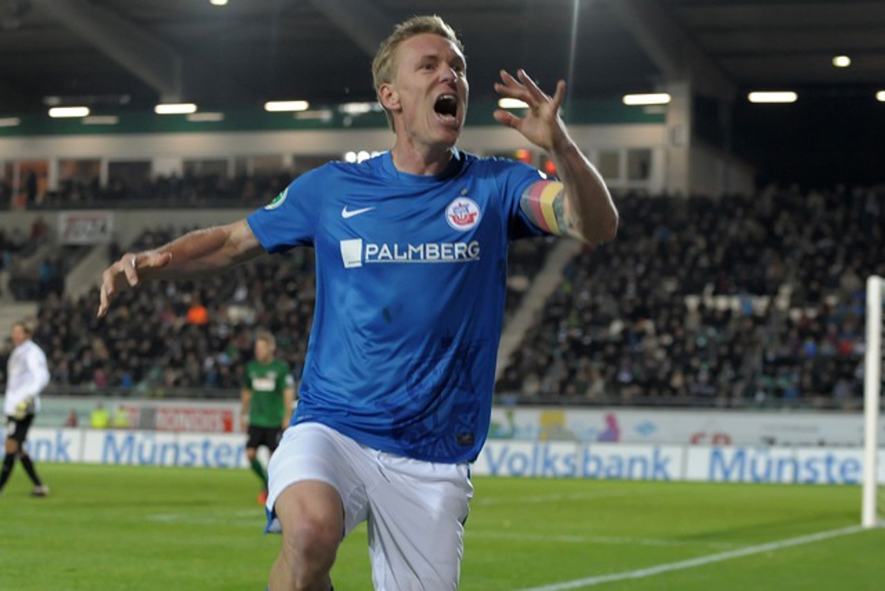 Hansa-Kapitän Leonhard Haas jubelt nach seinem 2:1 gegen Preußen Münster