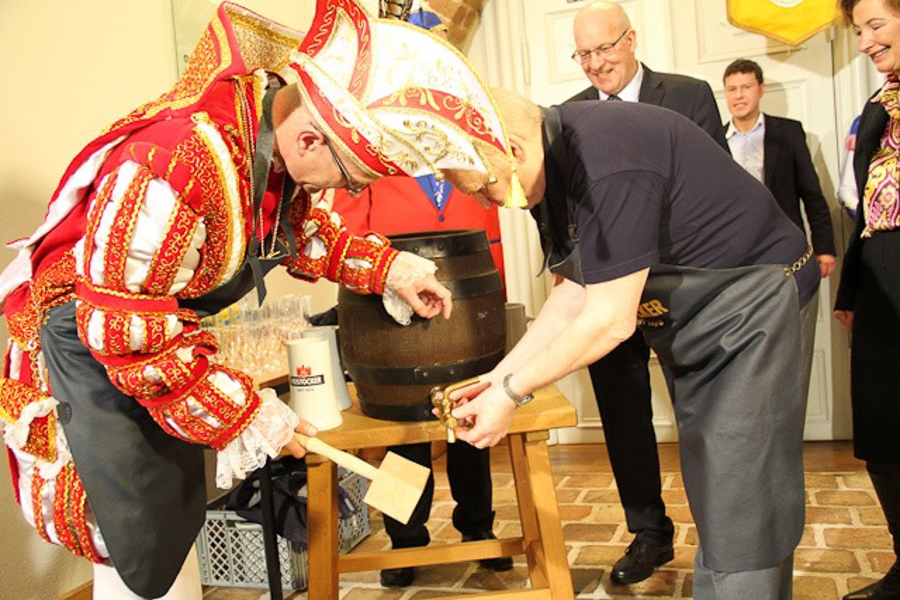 Fassbieranstich zum Auftakt der Karnevalsaison im Rathaus