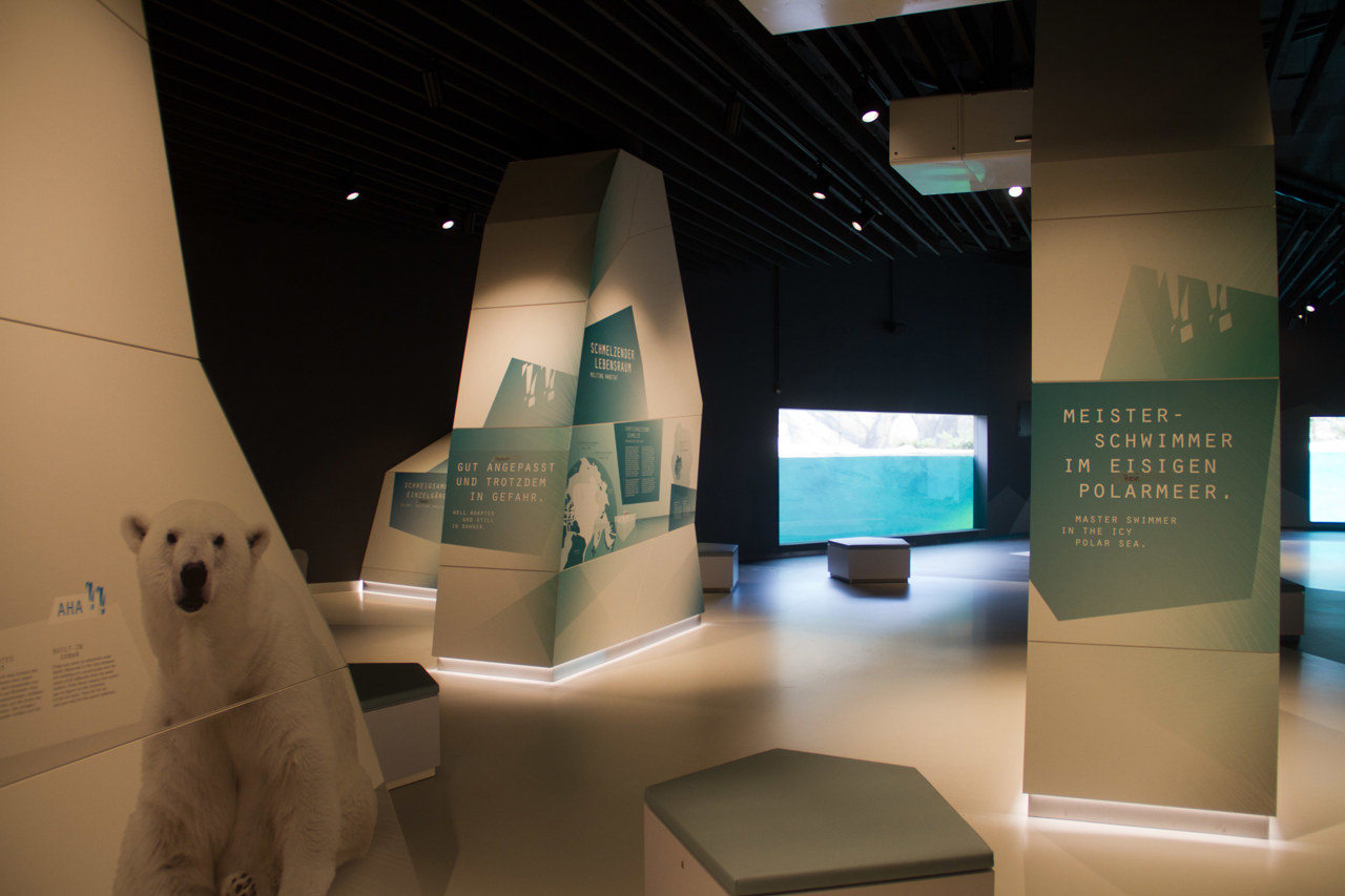 Das Polarium versteht sich auch als Bildungseinrichtung. Eine Ausstellung vermittelt viel Wissenswertes über Eisbären und den polaren Lebensraum.
