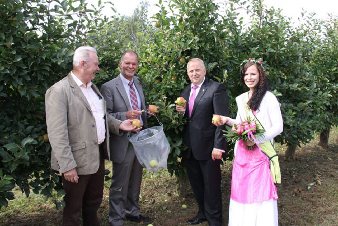 von links: Günther Wilke (Erzeugerorganisation Mecklenburger Ernte), Martin Czechl (Rostocker Obst GmbH), Dr. Till Backhaus (Minister für Landwirtschaft, Umwelt und Verbraucherschutz) und Diana Fichte (Apfelblütenkönigin 2012)