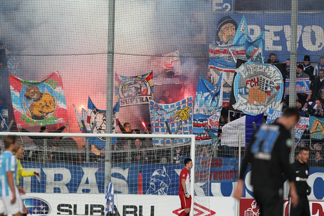Stuttgarter Kickers - Hansa Rostock: Bengalos im Gästeblock der Rostocker