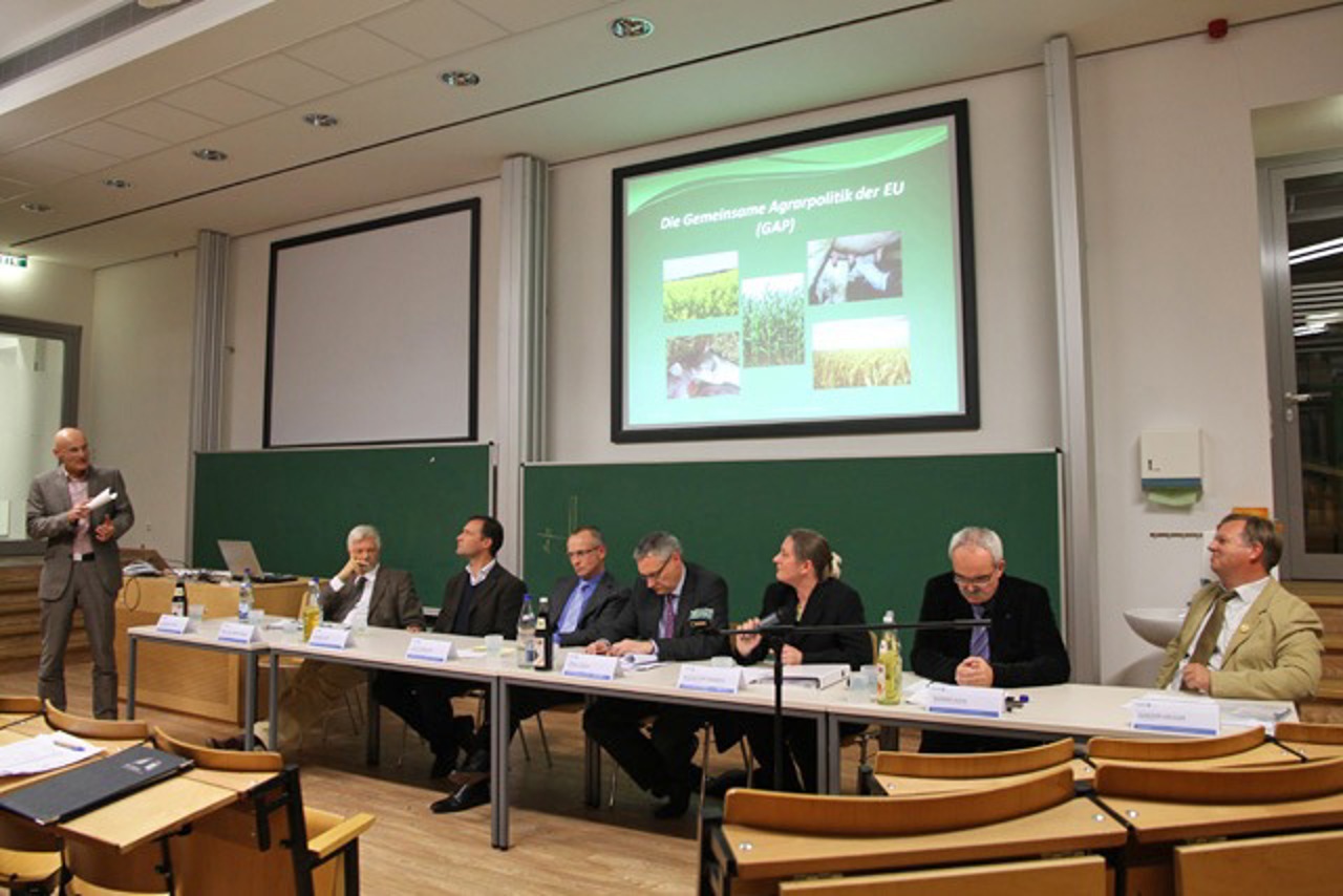Dr. Ulrich Vetter (Universität Rostock), Prof. Dr. Gerald Braun (Hanseatic Institute for Entrepreneurship & Regional Development, HIE-RO), Michael Popp (EU- Kommission, Vertretung Berlin), Lutz Scherling (Landwirtschaftministerium MV), Ministerialrat Stefan Wenzl (Verkehrsministerium M-V), Nicola von Amsberg (Stiftung Kulturerbe im ländlichen Raum M-V), Werner Kuhn (CDU, Mitglied des Europäischen Parlaments), Joachim Krüger (Solarlite GmbH)