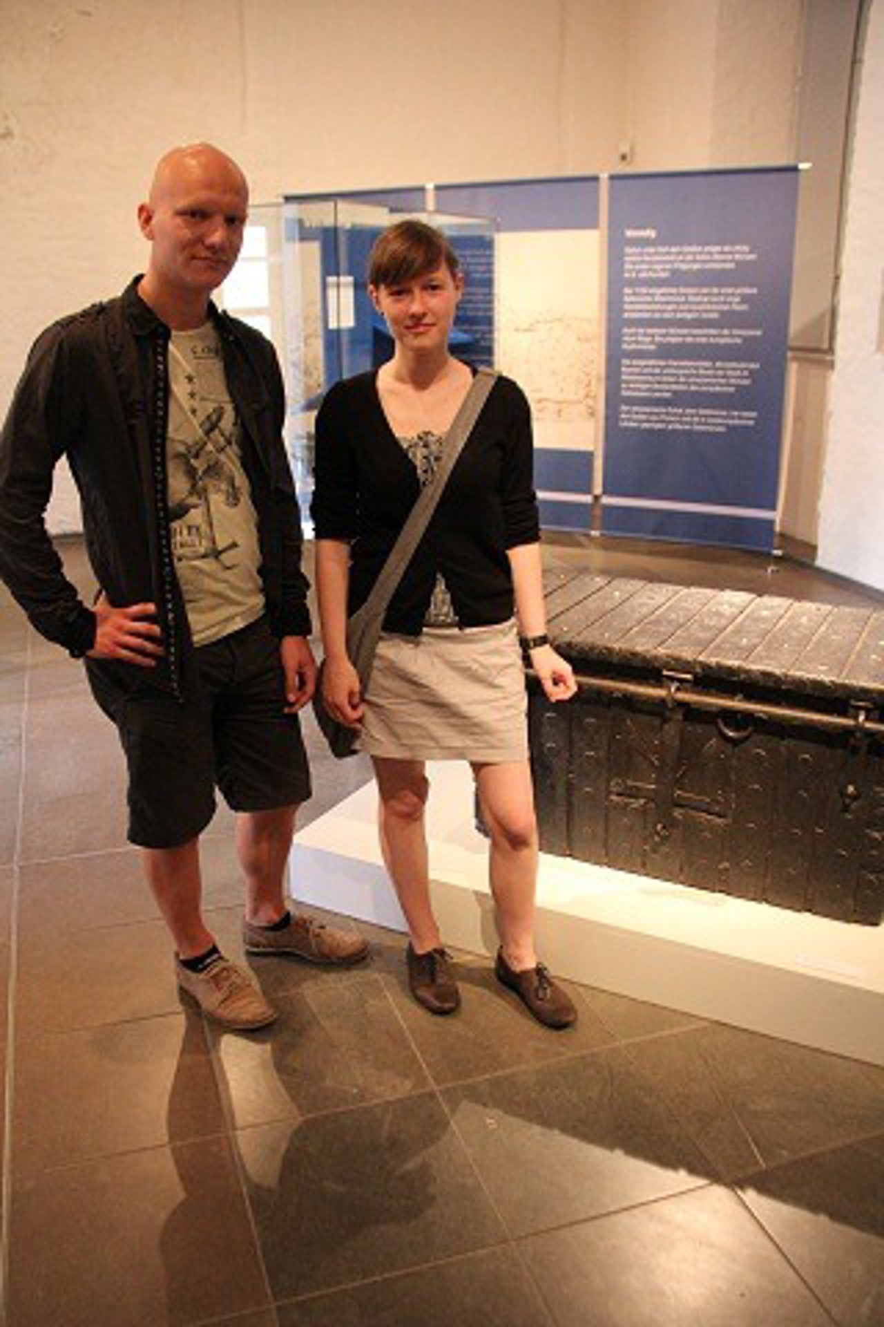 Felix Ernst und Pauline Just in der Rostocker Münzausstellung