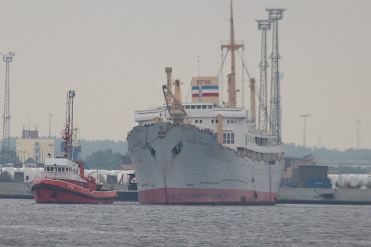 Schlepperwechsel im Überseehafen für die Georg Büchner
