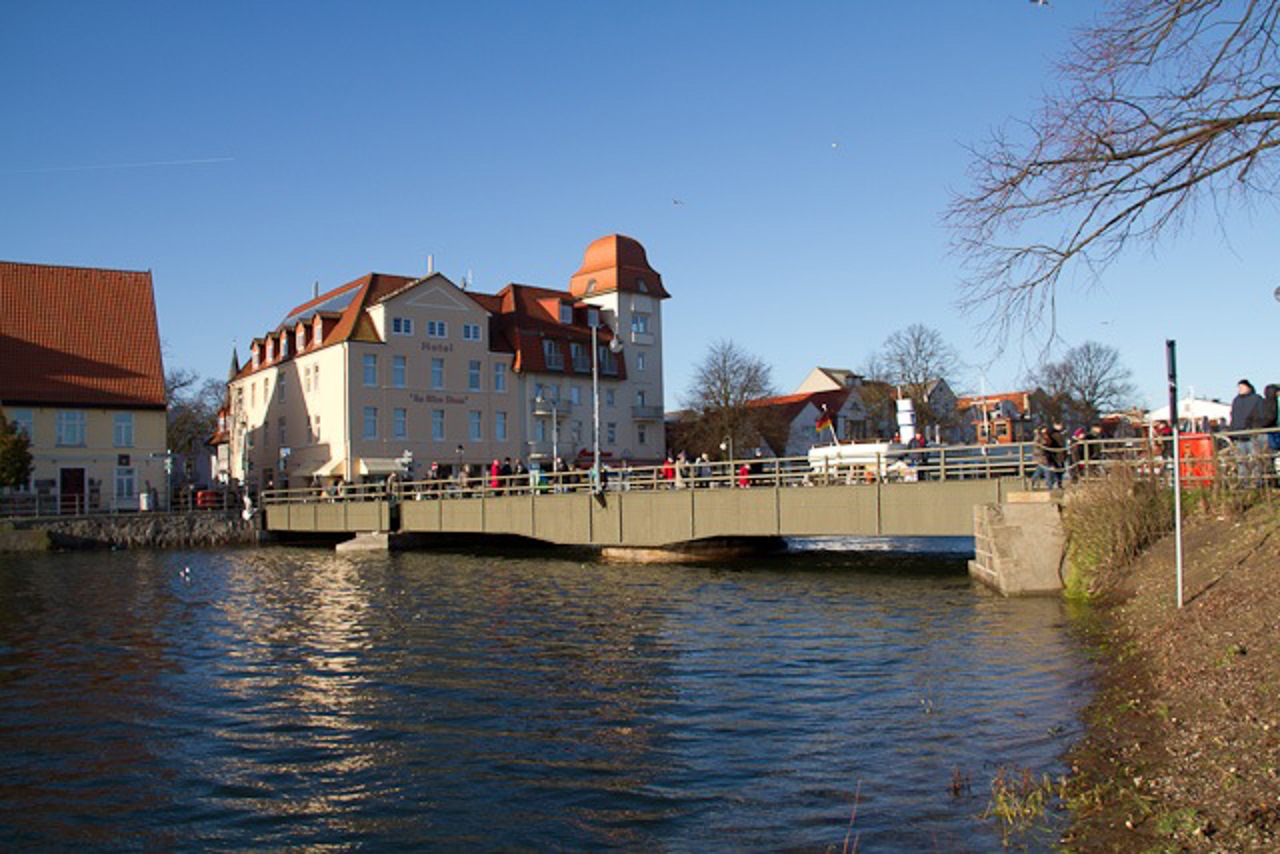 Unter der Bahnhofsbrücke von Warnemünde haben bei Hochwasser nur noch Papierboote Platz