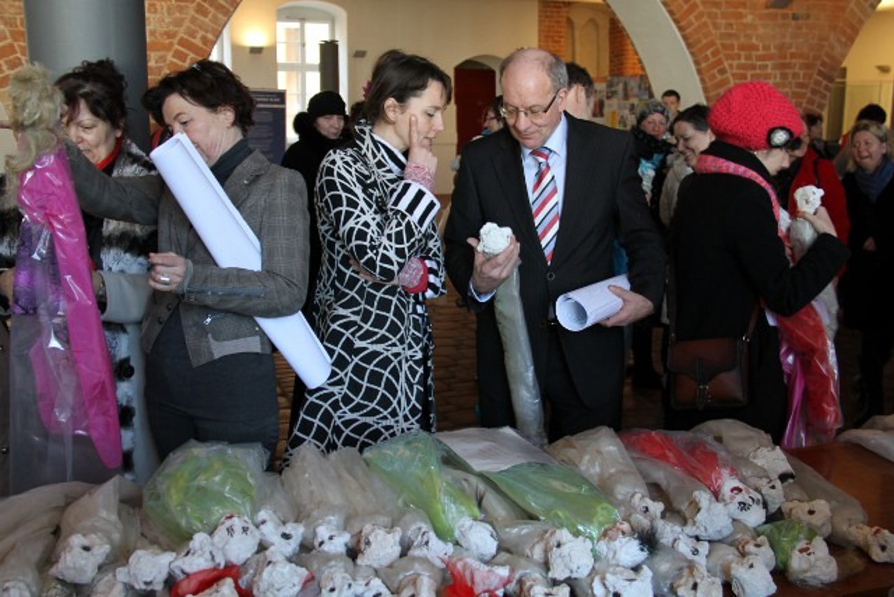 Karina Jens, die Künstlerin Esther Dittmer und Roland Methling
