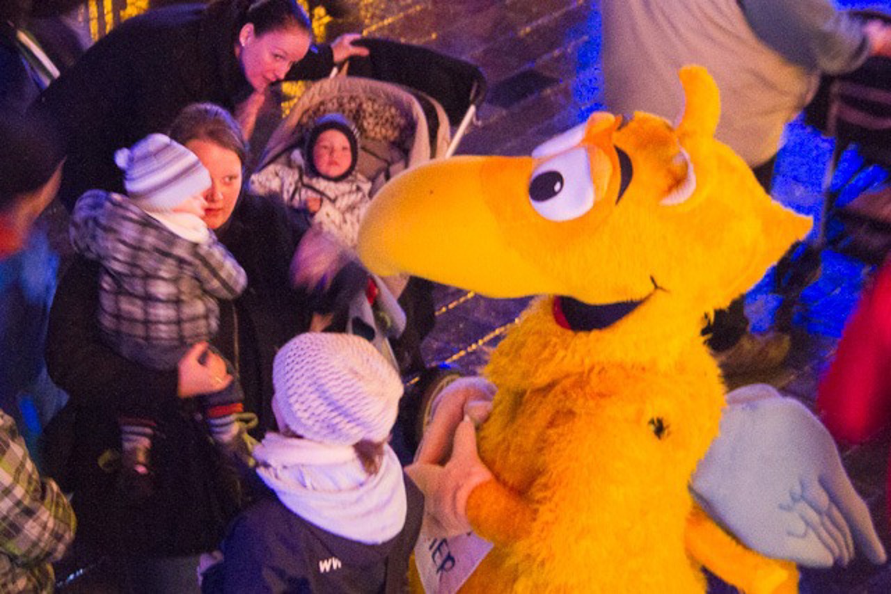 Kinder freuen sich über Stromer, das Maskottchen der Rostocker Stadtwerke