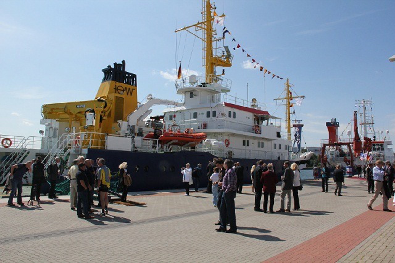 Bei strahlendem Sonnenschein wurde die Elisabeth Mann Borgese in Warnemünde getauft