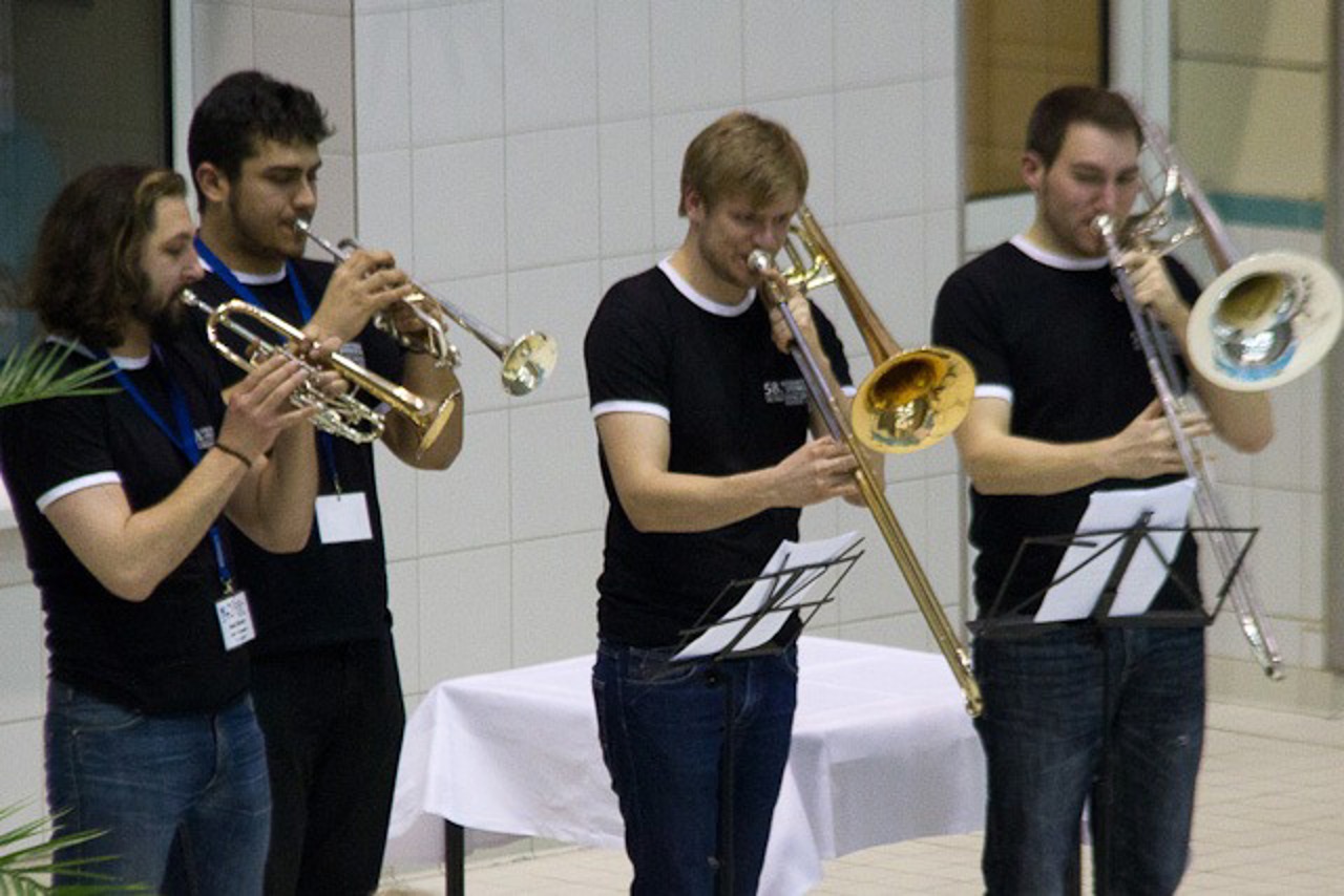 Ein Belchbalsquartett der HMT intoniert die chinesische Nationalhymne