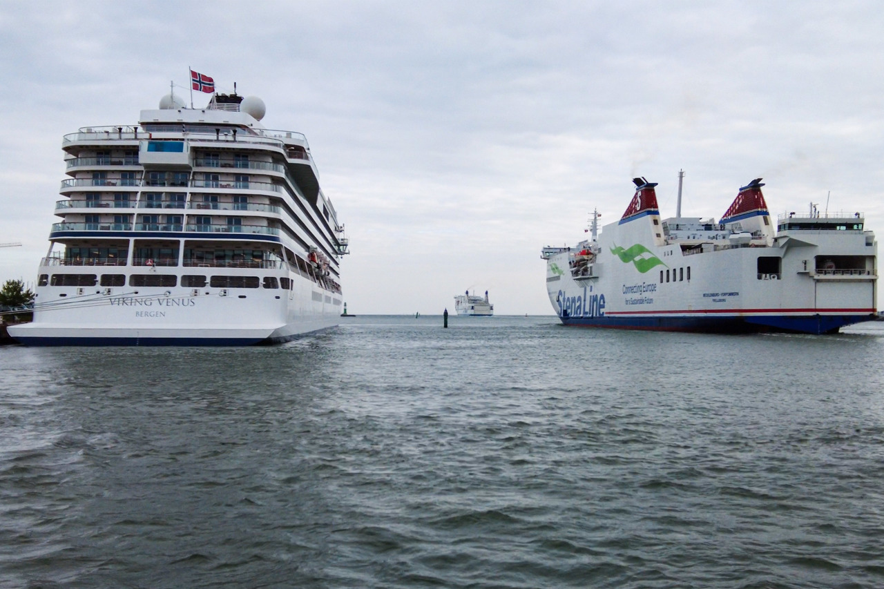 Viking Venus am Liegeplatz P1-4 in Warnemünde, auslaufend die Fähren Peter Pan und Mecklenburg-Vorpommern