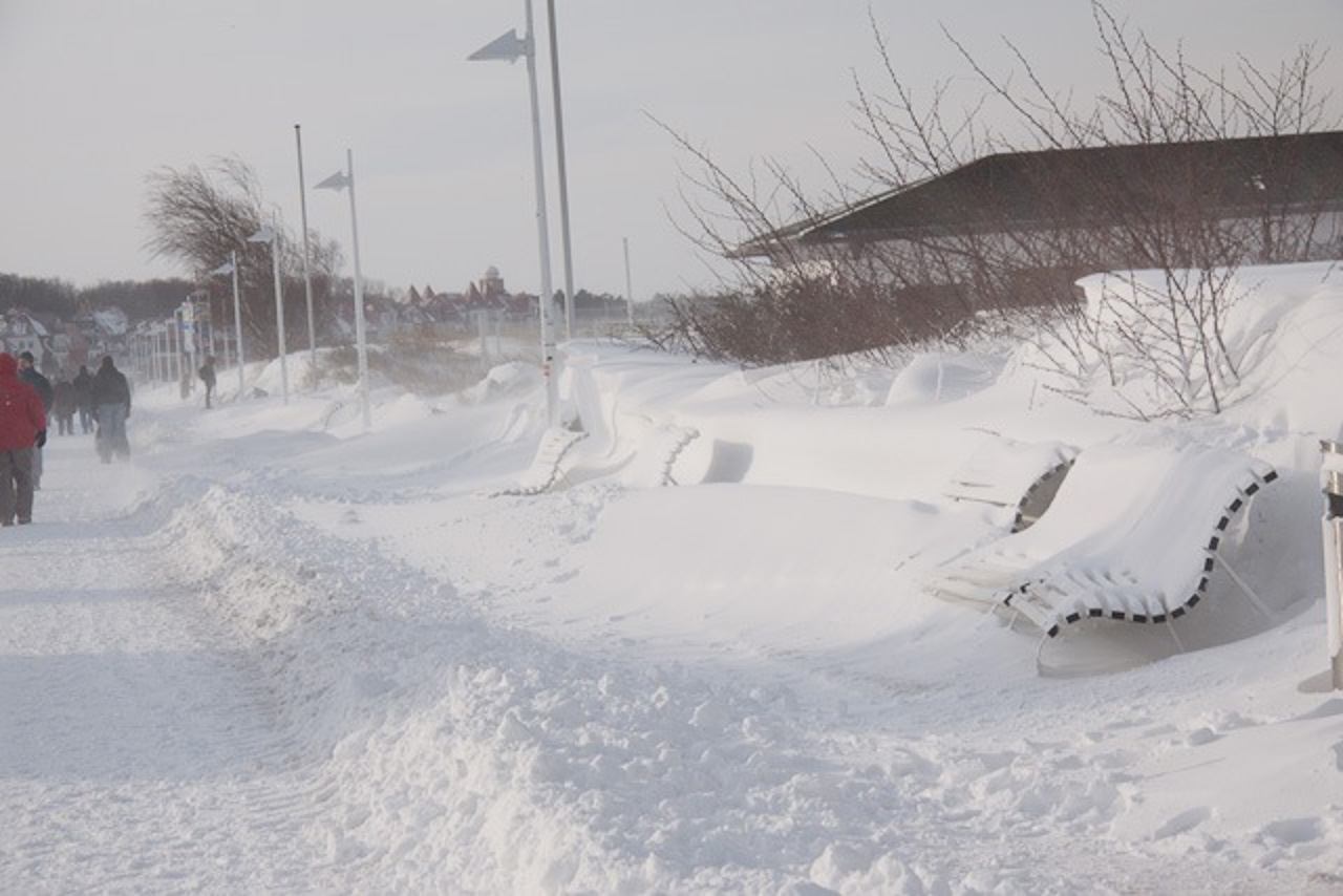 Schneebedeckte Promenade in Rostock-Warnemünde