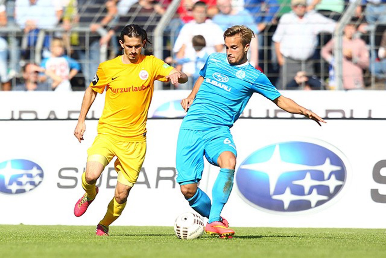 Aleksandar Stevanovic (Hansa Rostock) im Zweikampf mit Sandrino Braun (Stuttgarter Kickers)