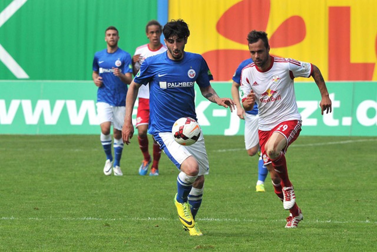 Nikolaos Ioannidis (Hansa Rostock) im Zweikampf mit Sebastian Heidinger (RB Leipzig)