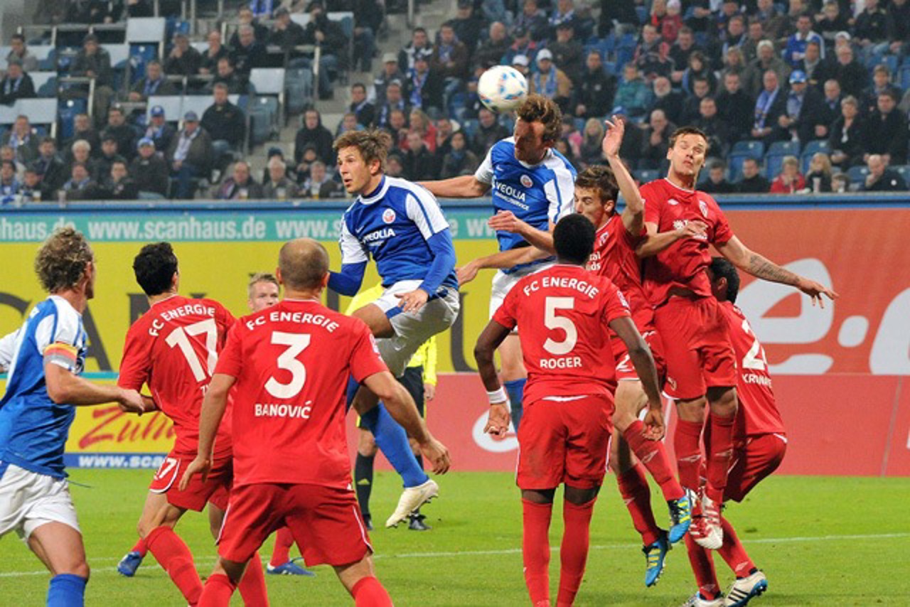 Dominic Peitz versuchte es gegen Energie Cottbus mehrfach per Kopf - für einen Treffer reichte es nicht