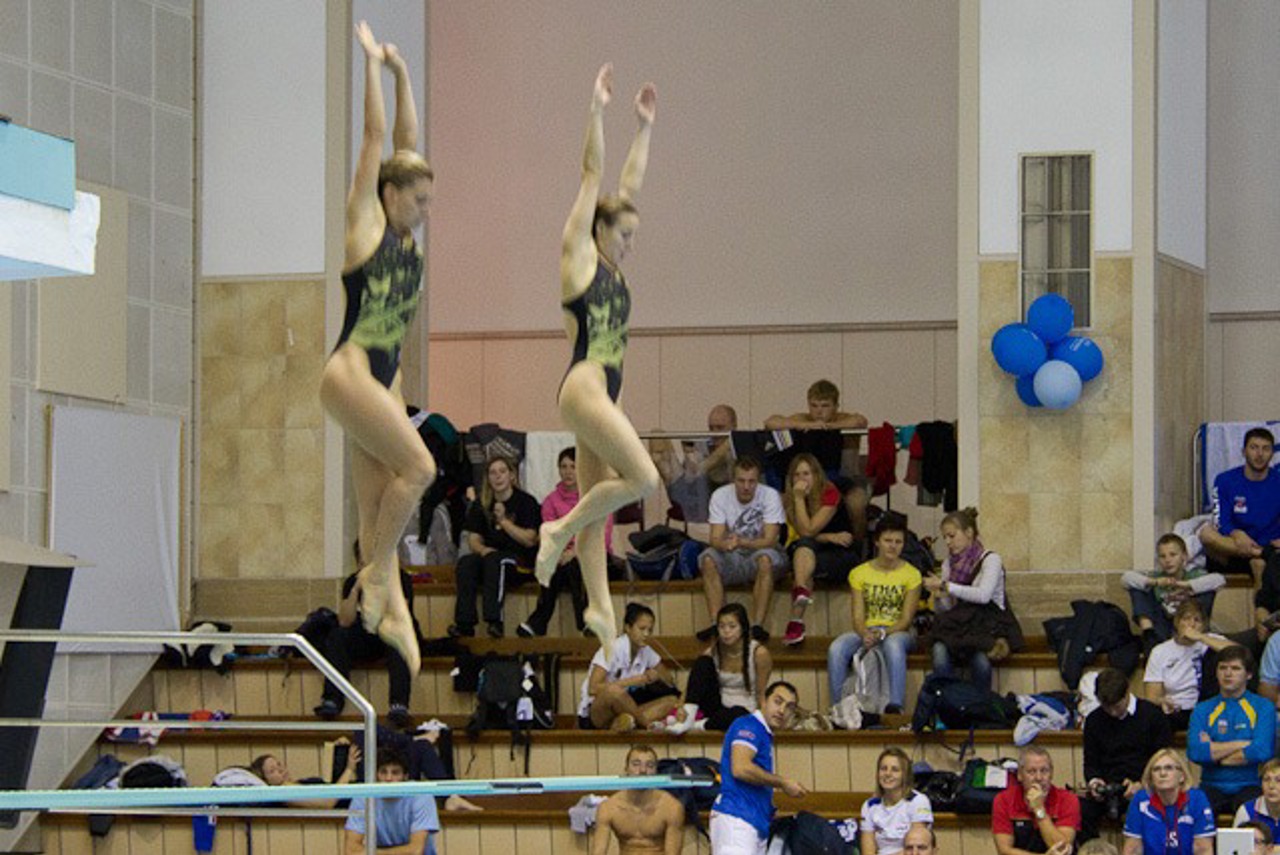 Absprung von Synchronwasserspringerinnen