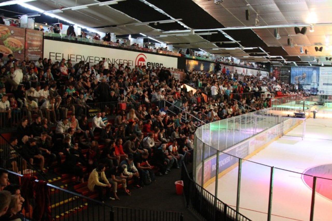 Public Viewing in der Eishalle beim Spiel Deutschland gegen die Niederlande