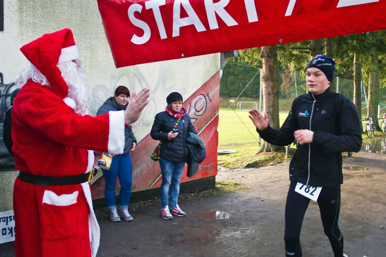 Karl Diedrich überquerte als Erster die Ziellinie beim Nikolauslauf 2016 in Rostock