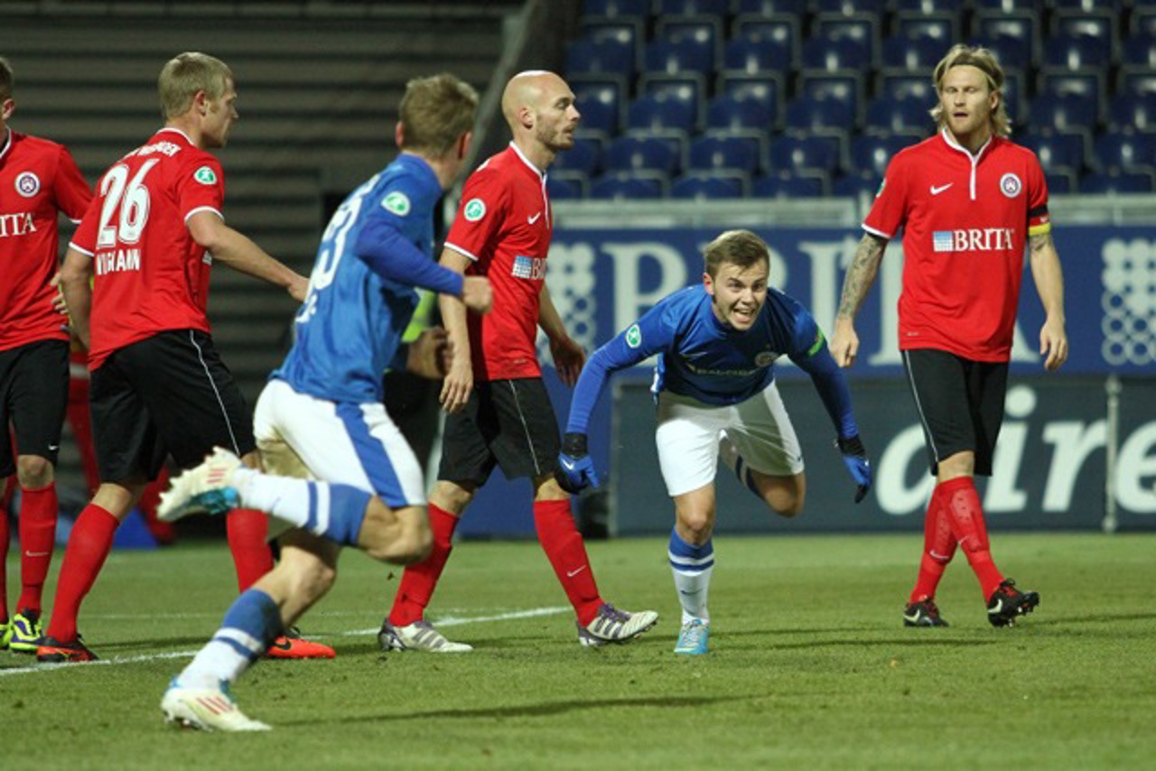 David Blacha (Hansa Rostock) jubelt nach seinem Führungstreffer gegen Wehen Wiesbaden