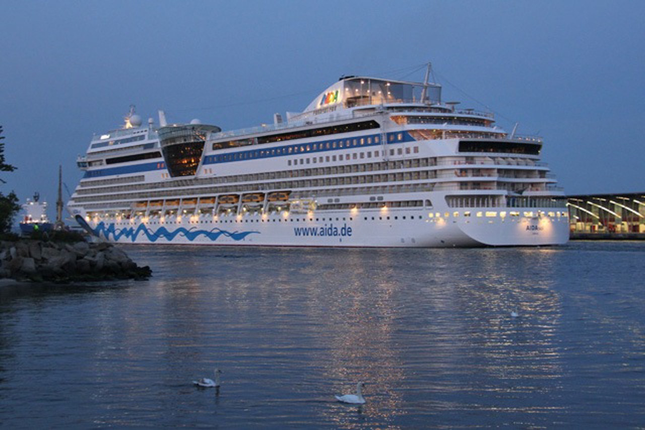 AIDAsol vor dem  Kreuzfahrtterminal Warnemünde