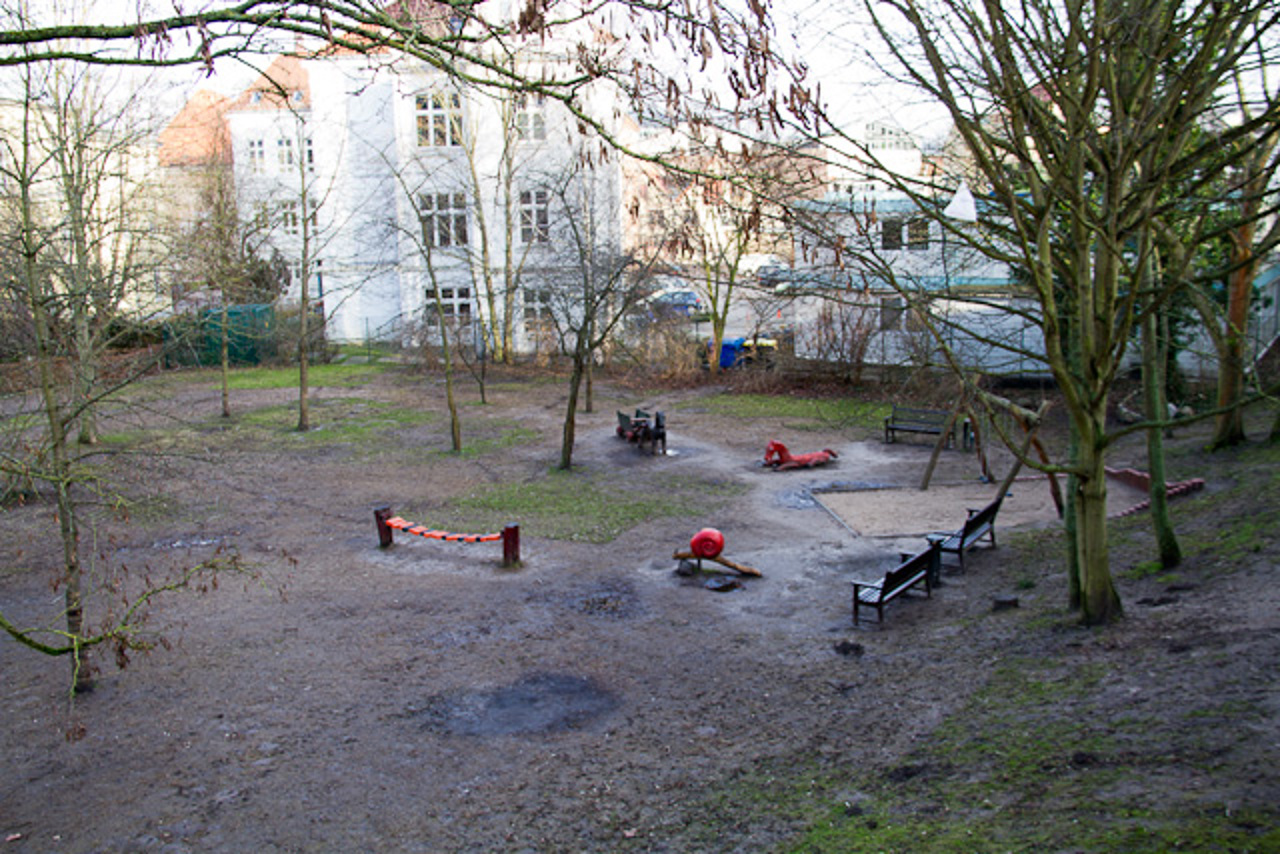 Der Spielplatz im Klostergarten ohne Rasen im Januar 2012