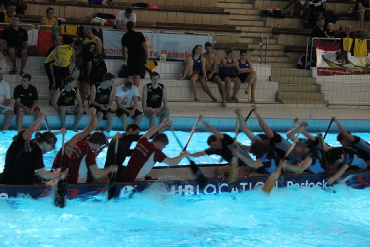 Drachenboot Indoor Cup in der Neptunschwimmhalle